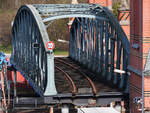 Das hochgefahrene Tragwerk für den Eisenbahnverkehr der zwischen 1896 und 1900 erbauten Hubbrücke (eigentlich Marstallbrücke) in Lübeck.