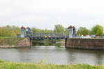 Die  Kleine Hubbrücke  am 06.05.2023 im Hafen Magdeburg.