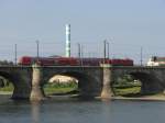 Eine S-Bahn der Linie S2 Richtung Flughafen Dresden steht bei Rot auf der Dresdner Marienbrcke.02.09.07.