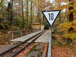 Die Brücke über den Martinsgrundbach der Parkeisenbahn Gera, am 31.10.2025 am Bahnhof Wolfsgehege.