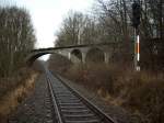 Seit ber 30 Jahren erinnert der Schmalspurviadukt in Putbus an die ehmalige Schmalspurbahn Putbus-Altefhr.Rechts ist das Normalspureinfahrsignal  A  zu erkennen.