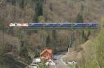 285 001 berquert mit einem Kalschotterzug das Kreuztalviadukt bei Neuwerk; 16.04.2009