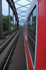 Gespiegeltes Frankfurt. Blick aus RB 15840 in die Bogenbrcke ber dem Main zwischen Frankfurt Ost und Frankfurt Sd. (13. Juli 2009)