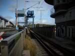 Seit ber 70 Jahren fahren Tag tglich die Zge von und nach Rgen ber die Ziegelgrabenbrcke in Stralsund.Seit der Erffnung und immer wieder mit den Plan die Brcke zweigleisig zu bauen ist bis zum heutige Tage die Brcke eingleisig geblieben.