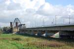 Neue Rheinbrücke und alte Brückentürme von Nordwest her fotografiert.