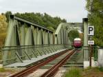 MaK GDT 0518 der AVL hat auf seiner Fahrt von Winsen (Luhe) nach Niedermarschacht auf der Brcke beim ehemalige Hp Nettelberg die Ilmenau berquert; 03.10.2010  