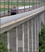 Verdichtet - 

Ausschnitthafter Blick auf die Enztalbrücke bei Enzweihingen mit IC auf der Fahrt in Richtung Stuttgart. 

23.06.2011 (J)