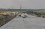 Am 15.09.2011 war ich im Rahmen einer Brckenwanderung auf der Unstruttalbrcke der zuknftigen Neubaustrecke Erfurt - Leipzig/Halle. Das Bild zeigt das sptere Gleisbett mit Blick in Richtung Bibratunnel bei Karsdorf.