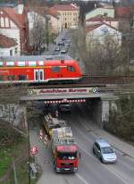11.4.2012 Bernau bei Berlin. RE 3 aus Stralsund fhrt links ein. Darunter wird die beschdigte Brcke eingerstet.