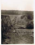 Das Vernichten der Gckeritztalbrcke an der 1947 als Reparationsleistung abgebauten Strecke Zwnitz- Scheibenberg (Z-S) hat begonnen. Die Gerstpfeiler wurden mittels Planierraupe umgezogen. Als einst fnftgrte Stahlbrcke Sachsens, hatte sie am Ende nur noch Schrottwert. Grnhain 1977.