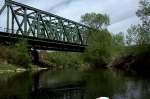 Die alte, aber mit einem neuen Anstrich versehene Blechträgerbrücke von Großherigen der Saaletalbahn präsentiert sich dem Fotografen am 29.04.12 gegen 10:43 Uhr,   paddeln, steuern, fotografieren und 