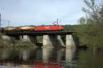 In der Nhe der Rudelsburg, bzw. der Burg Saaleck  liegt die Saaleschleife, so da 
kurz hintereinander 2 Eisenbahnbrcken erbaut wurden.Hier donnert gegen 11:47 Uhr 
ein Kesslewagenzug ber die Brcke, vom letzten Hochwasser befindet sich noch viel 
angeschwemmtes Holz vor dem Pfeiler, welches am 29.04.2012 geschickt mit dem Boot umsteuert werden mu.