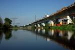 Da die ICE Neubaustrecke Halle/Leipzig - Erfurt die Saaleaue eher tangential quert ist ein sehr langes Brckenbauwerk notwendig.