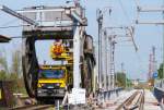 Links im Bild sieht man die Vorbereitung zum Rckbau des zweiten Teils der alten Eisenbahnbrcke in Anklam mit einem Zweiwegefahrzeug der Firma Spitzke.