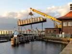 Rckbau des letzten Brckensegments der alten Anklamer Eisenbahnbrcke. Zum Einsatz kam ein Schienenkran der Hering - Bau & Co KG. - 30.05.2012
