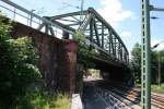 Die untere Strecke fhrt zum Gterbahnhof Karlsruhe.