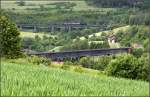 Ein Zwei-Brücken-Blick -     Blick über den Epfenhofener Viadukt zum Bliesbach-Viadukt, der gerade von der Sonderfahrt  Rock 'n' Roll auf Tour  überquert wird.