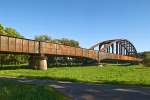 Die Weserbrücke bei Corvey zwischen Holzminden und Höxter. Die Gleisebene liegt in etwa in Höhe der mittleren Nietenreihe der Blechträger. 01.10.2013