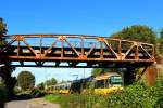 Unter der Brcke fhrt die Strecke Bruchsal - Karlsruhe. Auf der Brcke fhrt der Gterverkehr von Bruchsal in Richtung Bretten, natrlich auch umgekehrt.