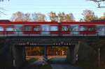 In Poing überquert am 03.11.13 ein 423 eine ziemlich in die Jahre gekommene Eisenbahnbrücke, die ständig Besucher aus ganz Deutschland durchfahren.