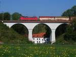 140 637 zieht am 21.04 2009 einen Car Rail Logistics Ganzzug auf der KBS 485 über das Schurzelter Viadukt in Aachen.