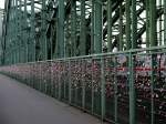 Liebesbeweise: Tausende von Schlössern am Sicherheitszaun entlang der Kölner Hohenzollernbrücke.