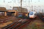 Ein ICE4 (Velaro D) nähert sich am Abend des 13.03.2014, vor der Kulisse mehrerer Brückenbauwerke, dem Bahnhof Köln-Deutz.