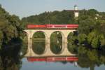 Eine Lok der BR 146 schiebt ihren Dosto-Regionalexpress in Richtung Straubing.