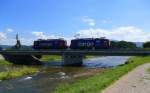 zwei E-Loks der SBB überqueren die Elzbrücke zwischen Emmendingen und Denzlingen auf der Rheintalbahn, Juli 2014
