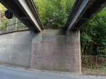 Die Bahnbrücke (Saubachtalbrücke) über die Parkstraße der ehemaligen Strecken Freital-Potschappel - Nossen und Wilsdruff - Meissen-Triebischtal war zweigleisig und macht eigentlich