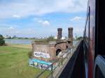 Blick auf die alte Hammer Brücke aus dem Zug auf der Neusser Seite.