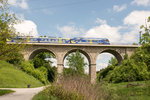 Ein Meridian-ET auf der Fahrt nach Salzburg überfährt am 25.05.2016 den Sur-Viadukt bei Teisendorf.