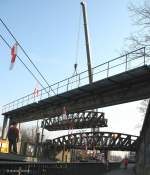 Damit fr die Straenbahn die Normhhe der Oberleitung hergestellt werden kann wurde am 31.03.2007 die Eisenbahnbrcke ber die Freiberger Strae in Dresden demontiert.