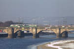 Brücke über die Elbe, ein TRILEX passiert gerade. 28.01.2017 13:37 Uhr.
Teleblick von der Augustusbrücke Dresden