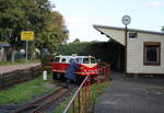 Nach der Ankunft im Bahnhof Wippergrund mu jede Lok der Parkeisenbahn Vatterode auf der dortigen kleinen Drehscheibe per Musekelkraft gedreht werden. Am 30.09.2023 war es die  kleine V180  EL 9-002. 