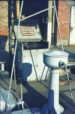 Zahnradbahn Stuttgart__Kleiner Rückblick am selben Ort : ein paar Details der früheren Schiebebühne, elektrischer Antrieb via Fahrschalter zu bedienen, und zur Not gab es die