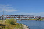 Auf der Duisburg-Hochfelder Eisenbahnbrücke ist gerade der von der Elektrolokomotive 186 298-6 gezogene Containerzug zu sehen.