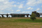 Der VIAS-Elektrotriebzug 1429 008 befuhr Ende August 2022 die Duisburg-Hochfelder Eisenbahnbrücke.