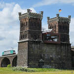 Die Elektrolokomotive E 186 210-1 auf Solofahrt, so gesehen Ende Mai 2025 auf der Hochfelder Eisenbahnbrücke in Duisburg.