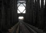Festgehaltene Eindrcke whrend der Ruhrgebietssonderfahrt am 12.04.2008 der HEG:  Hochfelder-Eisenbahnbrcke Duisburg.