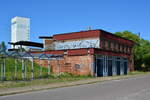 Blick auf das Empfangsgebäude von Zielitz. Der Bahnhof hat schon seit langem seine besten Zeiten hinter sich. Hier endet stündlich die S1 nach Schönebeck - Bad Salzelmen. Sonst halten hier lediglich 1 Zug spät Abends und 2 Züge morgens auf den Gleisen 1 und 2.

Zielitz 23.07.2019