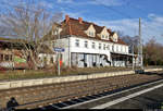 Blick vor den großen Bauarbeiten auf das ungenutzte Empfangsgebäude des Bahnhofs Angersdorf.