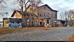 Blick auf das Empfangsgebäude des alten Bahnhofs Raguhn. Der heutige Haltepunkt befindet sich nur rund 300 Meter südlich davon.

🚩 Bahnstrecke Trebnitz–Leipzig (KBS 251)
🕓 5.12.2020 | 10:34 Uhr

(Smartphone-Aufnahme)