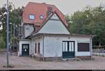 Blick auf das Empfangsgebäude des Heidebahnhofs in Halle-Dölau.