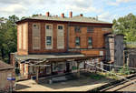 Blick auf das ehemalige, heute in Privatbesitz befindliche Empfangsgebäude des Bahnhofs Güterglück auf der Bahnstrecke Biederitz–Trebnitz (KBS 254) samt Lastenaufzug.
Aufgenommen von der provisorischen Fußgängerbrücke.
[10.8.2019 | 12:06 Uhr]