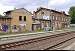 Blick von der Gleisseite auf das nicht mehr genutzte Empfangsgebäude des Bahnhofs Könnern.