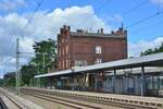 Blick auf das Empfangsgebäude Genthin und den Bahnsteig Gleis 1. Auch dieser Bahnhof wurde in den 90er Jahren modernisiert und wieß 2020 noch Fallblattanzeiger auf welche mittlerweile jedoch demontiert sind.

Genthin 11.07.2020