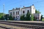 Das Empfangsgebäude in Wefensleben hat seine besten Zeiten hinter sich. Seit vielen Jahren steht das Gebäude schon leer und verfällt zusehens. Das Gebäude wurde am 24.3.23 mit einem Mindestgebot von 7900€ versteigert. 

Wefensleben 17.07.2023