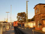 Während der sechswöchigen Einstellung des Zugverkehrs auf Rügen(außer der Strecke Bergen-Lauterbach Mole)wird auf dem Bahnhof Bergen komplett die Fahrleitung