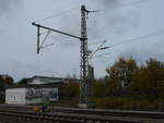 Diesen Fahrleitungsmast hatte man,an der nördlichen Bahnhofseinfahrt von Bergen/Rügen,als Endmast ausgewählt,da im ganzen Bahnhof Bergen/Rügen die Fahrleitung demontiert